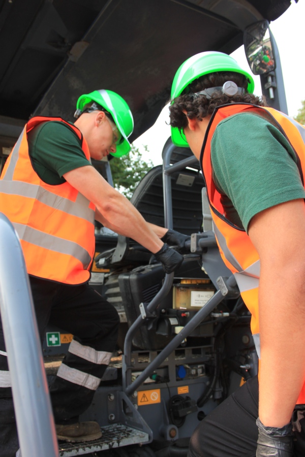 2 mobihose engineers working on a hydraulic repair.